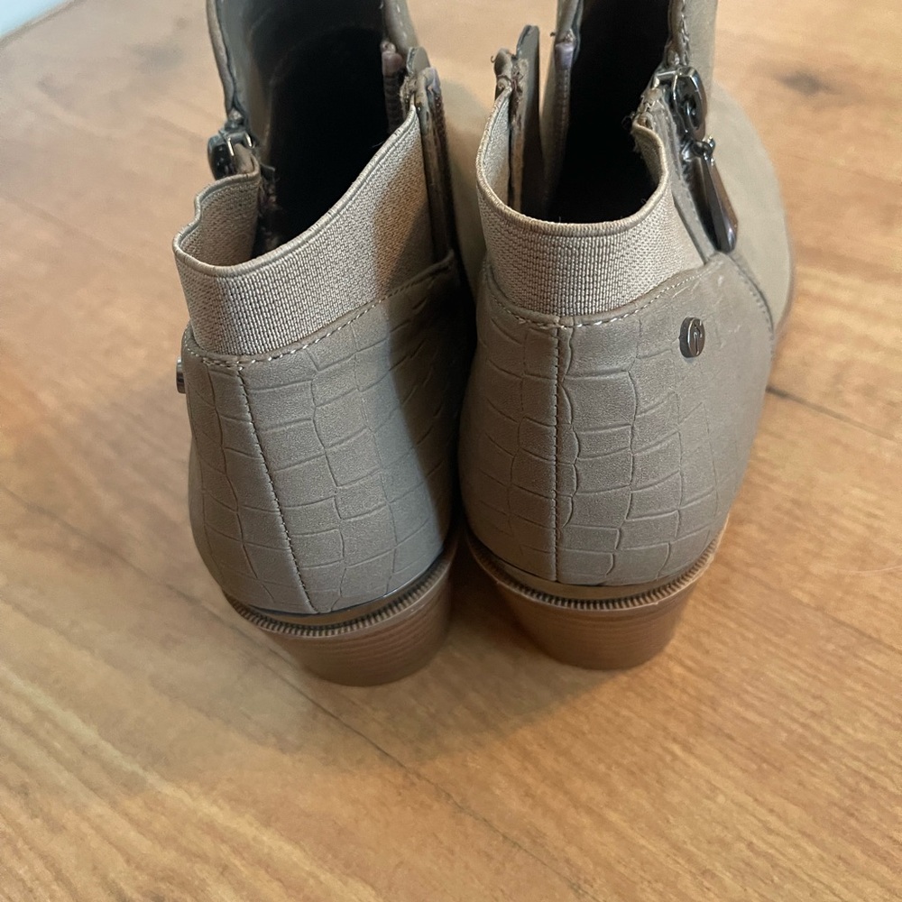 NWOT Vera Bradley Women’s Taupe Ankle Booties with Side Zip - Picture 4 of 6